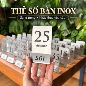 THẺ SỐ BÀN INOX, Số bàn inox bẻ chân tự đứng, nội dung khắc laser, KT: 6*8cm, nội dung theo yêu cầu . TSB-PMV501