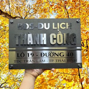 Biển công ty, nền Alcorest+Mica cán Ghi sần, inox 304 xước bạc, nội dung nổi 1cm+ in UV , ngoài trời BSN-PMV260.2