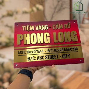Biển Tên Shop, Công Ty, nền Alcorest+Mica in UV đỏ loang, inox 304 xước vàng, nội dung nổi 1cm+ in UV. BSN-PMV260.16