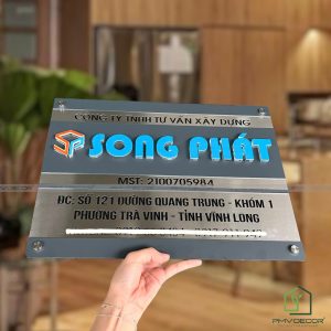 Biển công ty. Nền Alu + Mica màu ghi nhám, inox 304 xước bạc, nội dung nổi 1cm+ in UV -  BCT-PMV188